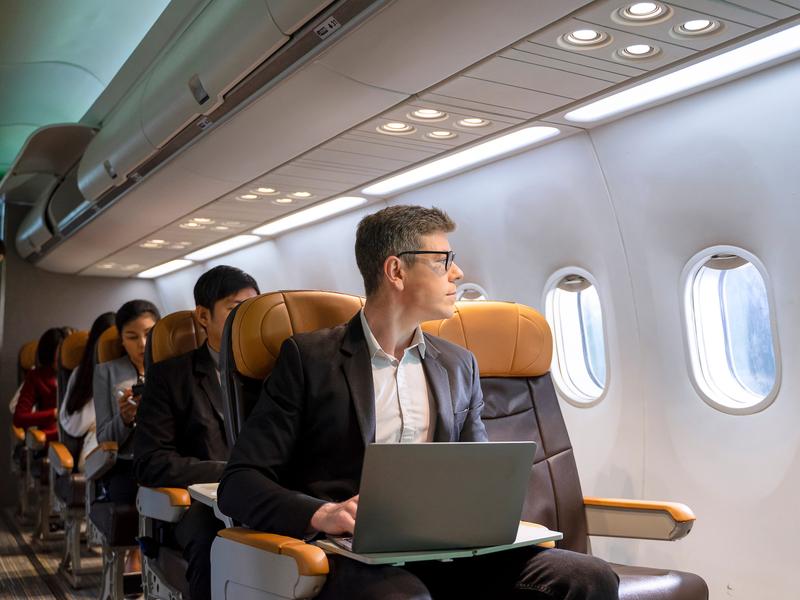 ファーストクラスってどんな人が乗るの？ 会社役員さえ搭乗できない往復300万円の極上フライトbizSPA