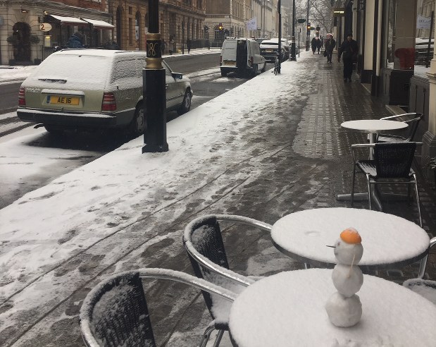 イギリスのロンドンで吹雪が降った後の雪の段々になった家と凍った車のある通りの冬の街並み、コピースペース付きのストックフォト画像の写真素材・画像素材Image 158367806