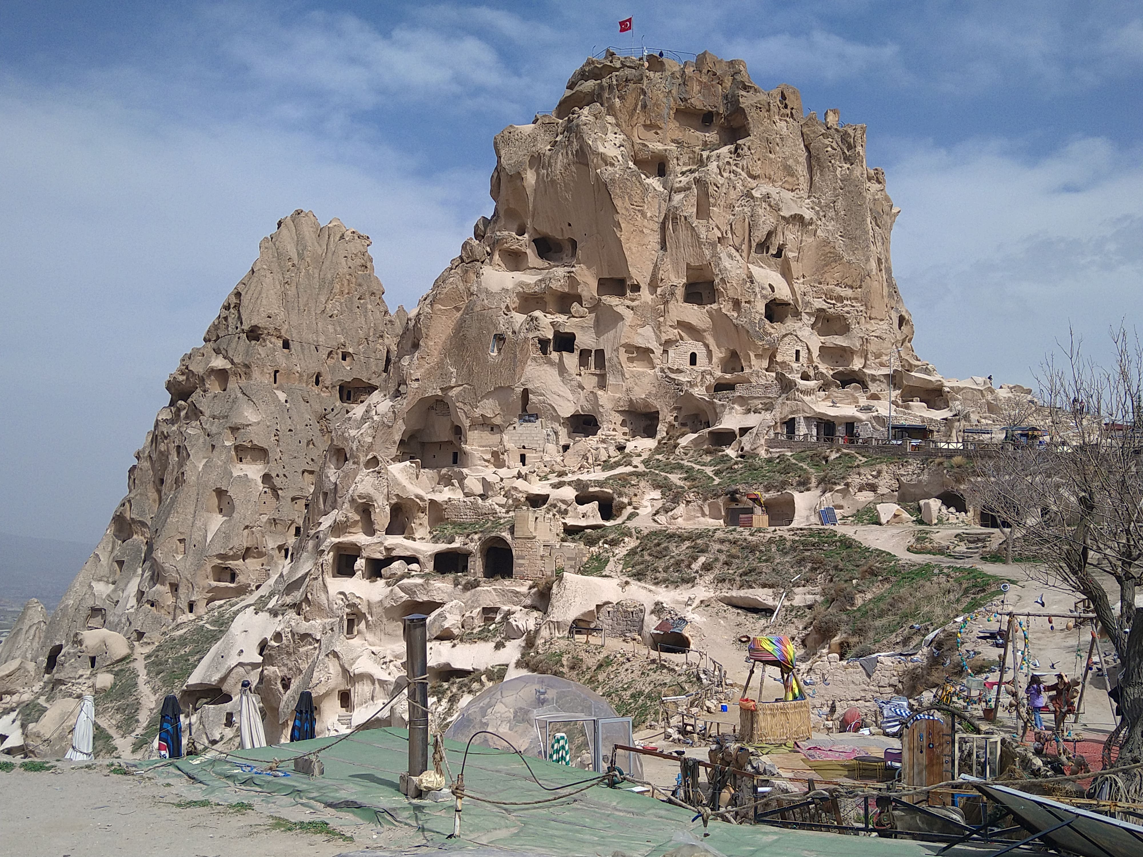 ウチヒサール城！ ギョレメからバスですぐ！なんだけど、ストップボタン無くて降りる時声出して知らせるから逃すと変なとこまで行っちゃうから注意⚠️ ・ ・景色最高でした！！！ 見知らぬトルコ人が沢山写真撮ってくれて、仲良くなって帰りはギョレメまで送ってくれた