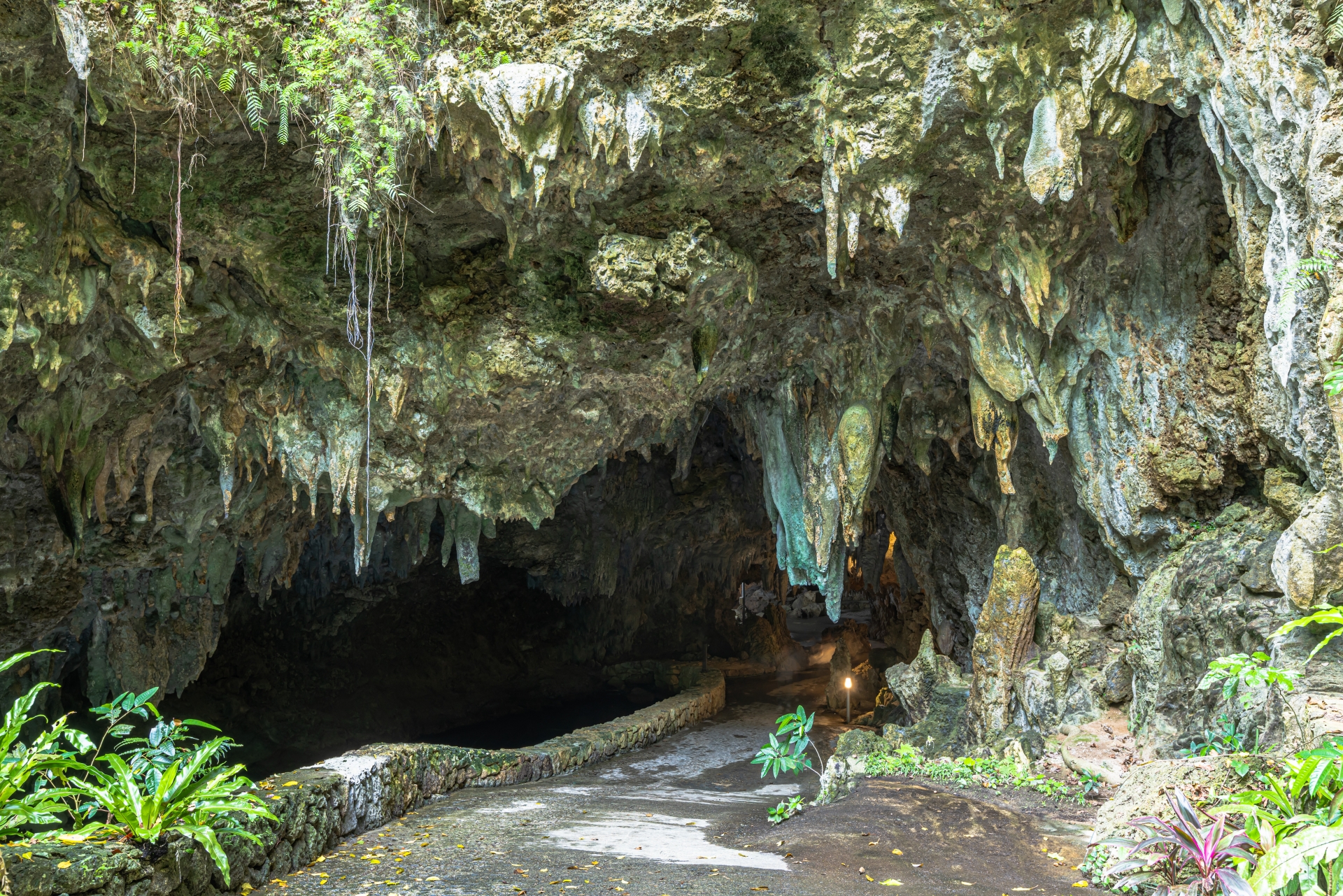 地元ガイドと一緒に鍾乳洞探検にチャレンジ！ 松田鍾乳洞ぎのざの”いいね”案内します宜野座村観光協会