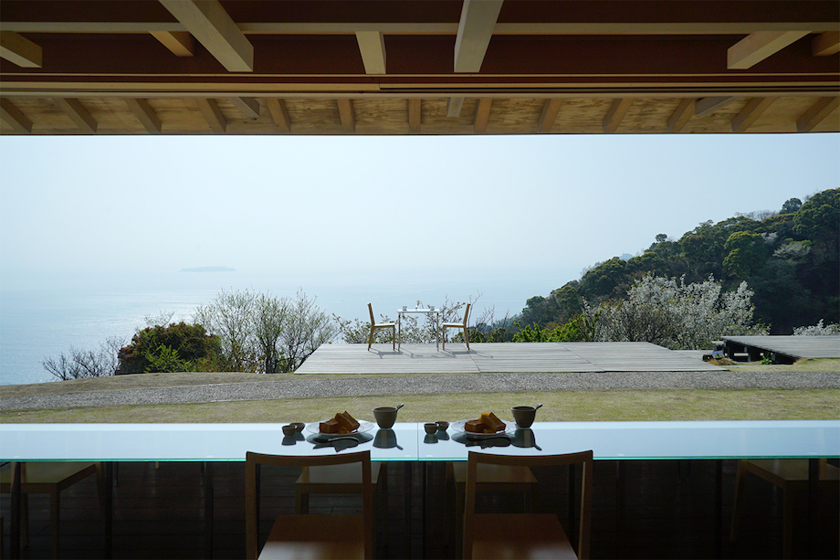 熱海の絶景スポットを貸し切りで朝食 隈研吾さん設計の「COEDA HOUSE」で