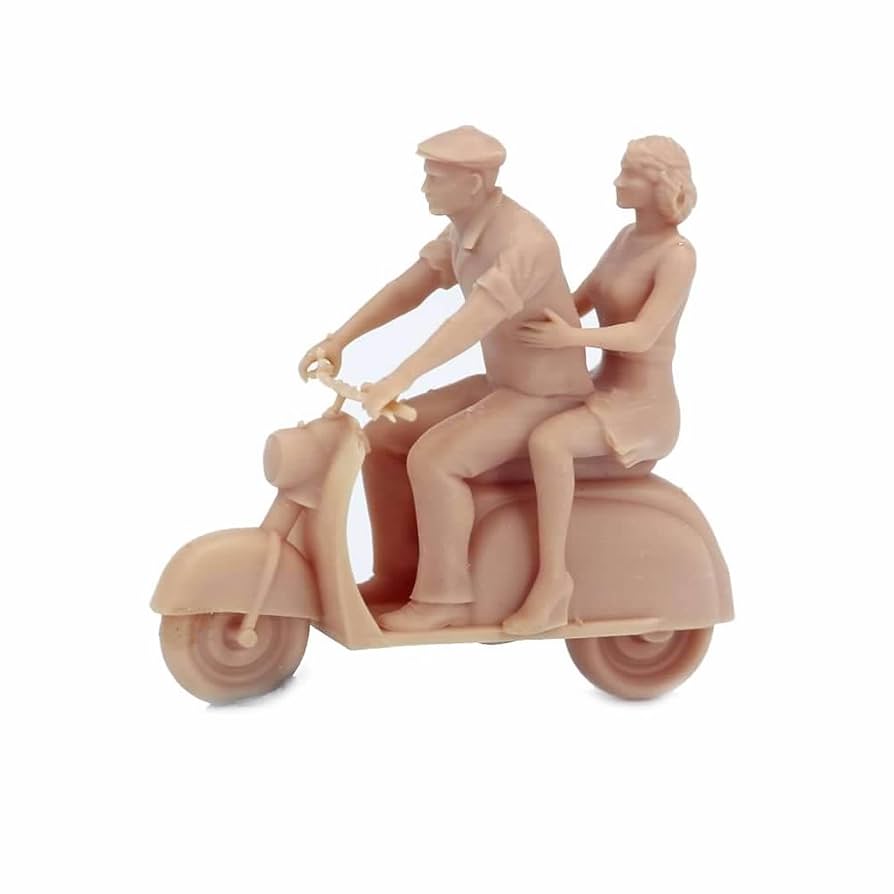 素敵なカップルに座って、青いレトロなバイクのキスの写真素材・画像素材 Image 68834533