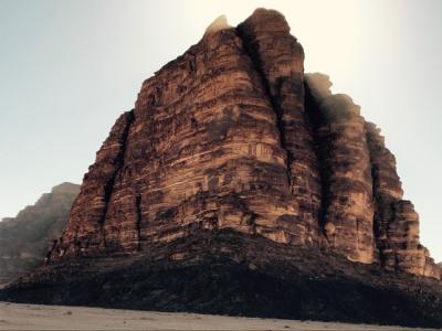 ワディラム砂漠、ヨルダン、ユネスコ世界遺産に乗っているラクダの写真素材・画像素材 Image 160493859