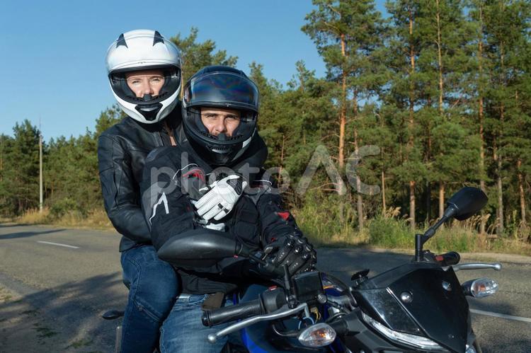 6,700点を超えるバイク カップルのストックフォト、写真、そしてロイヤリティフリーの画像 - iStockバイク 二人乗り,