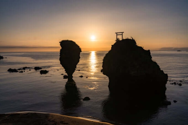 夏の余市町。 倒れそうで倒れないえびす岩。 夏のおすすめという事でまずは海のスポットを紹介です。