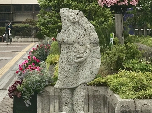 宇都宮西口の「餃子像」。 - ハートランドの「のみのみくいくい」