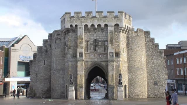 本日、イギリス、サウサンプトン、オーシャンロードのバース44 ホワイト・スター・ライン・ドック 。タイタニック号が悲劇的な旅を始めた場所です。