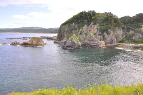 トンネルの壁からカバー落下、走行中の車のサイドミラー破損 固定金具に腐食 : 読売新聞