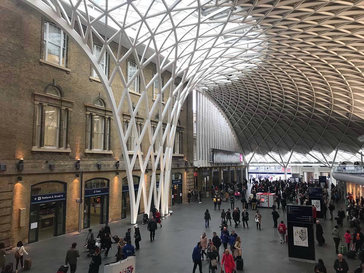 再開発で観光スポットに大変身！キングズ・クロス駅を征くKing's Cross station- Onlineジャーニ