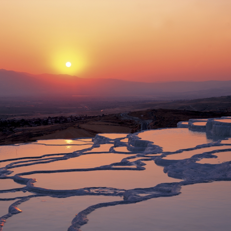 世界の風呂で「ととのう」<第５回> 『美しい石灰棚と遺跡風呂～トルコ～』好奇心で旅する海外 ＜癒しの空間＞