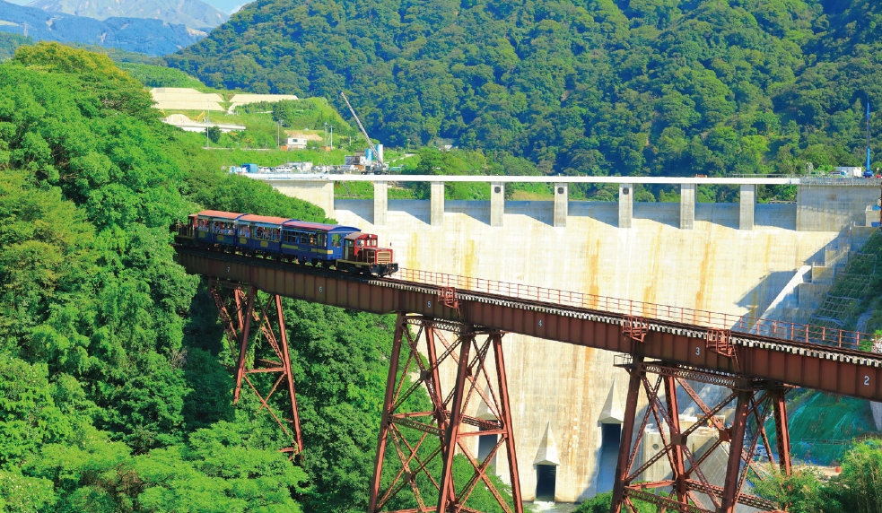 多摩川の鉄道橋シリーズ⑨ 多摩川を渡る京急本線 多摩川にかかる鉄道橋で、最上流が先日アップした五日市線、最下流がこの京急本線のものです。その間約45キロ。意外と短いものです。 この京急本線の六郷橋梁ですが、よく見ると、すぐ向こうにも２本の橋が見えます。ここ