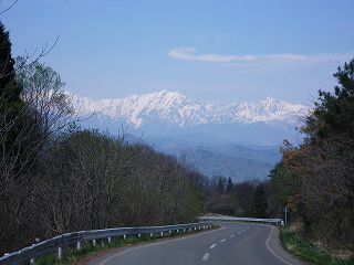 🏍おすすめツーリングロード< 長野県道12号アルプス展望道路長野県 > 聖高原を回り込むように進む県道12号。道中は道祖神や展望 台などもあり里山の風景を楽しみながら走ることができる。特に秋は目の前に広がる紅葉の向こうに雪を被ったアルプスの絶景が眺められる