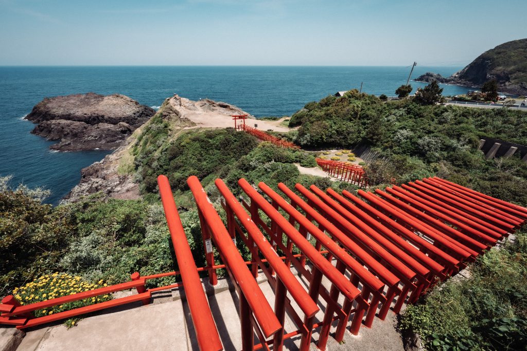 ペットとお出かけ山口。青い空と海に映える赤の鳥居で有名な元乃隅神社へ行ってきたよ。 – わんこといっしょ☆