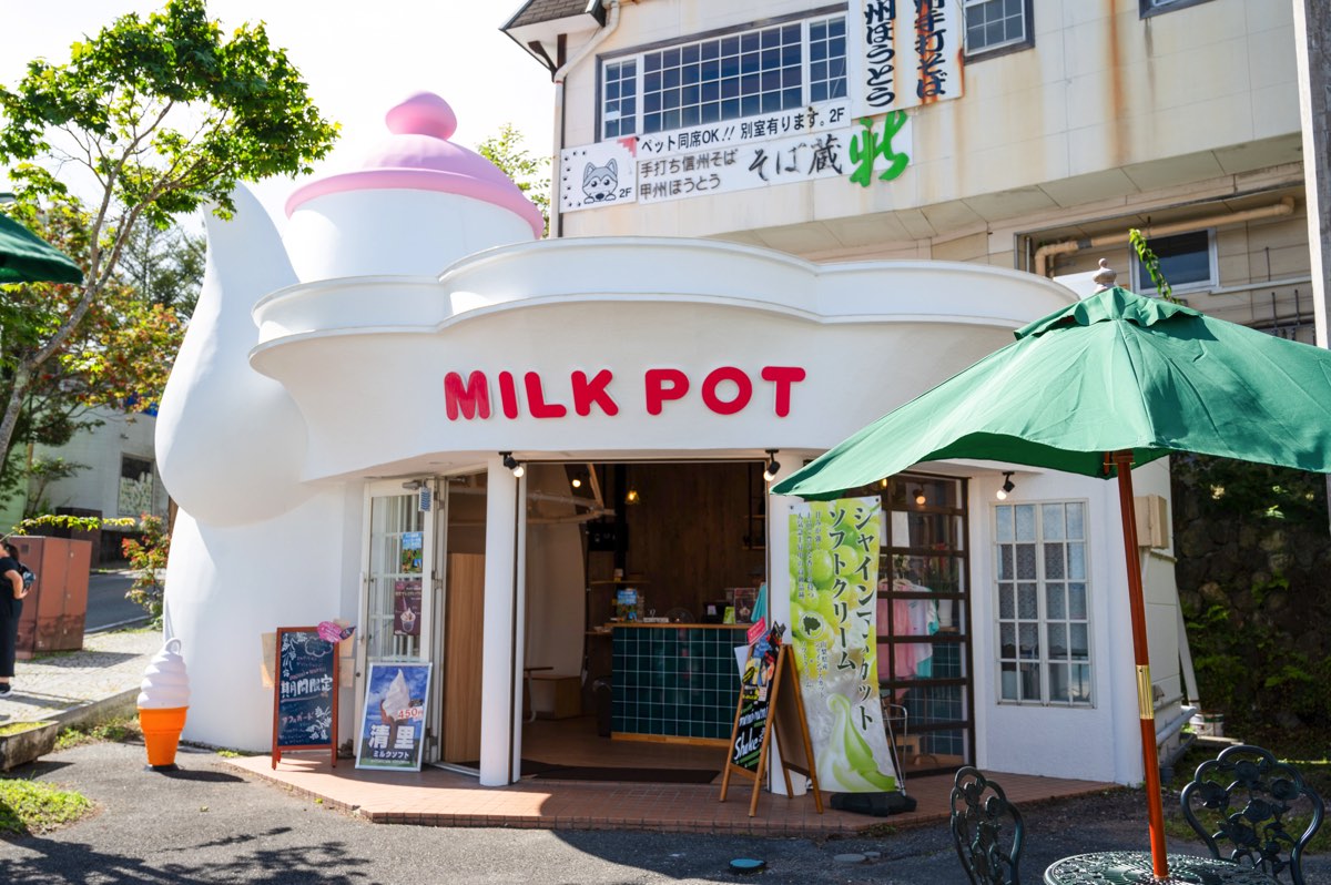 ショップ清里マルシェおすすめ商品 これからの季節にピッタリなゼリーのご紹介です。山梨県のぶどう研究家がシャインマスカットとサニードルチェを掛け合わせ研究の末に生み出した新品種「サンシャインレッド」を使用したゼリーです。まだ生産量は少なくシャイン