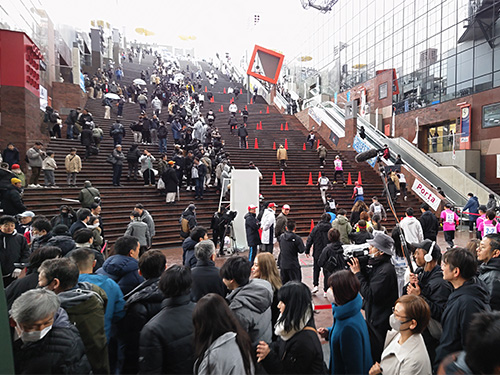 京都駅ビルの大階段4階に位置する広場が室町小路広場です。 大階段を客席に、コンサートやパフォーマンスなどステージイベントが行われております。新型コロナウイルスの影響でイベントが行われていない状況が続いておりましたが、来月からは少しづつイベントも開催され