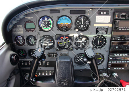 飛行機B747-400のコックピットの写真素材FYI03175147ストックフォトの Qlean Market キュリンマーケット