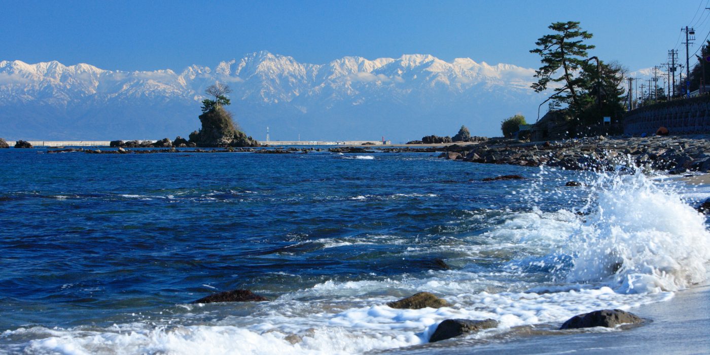雨晴海岸の名の由来の岩鉄道旅のガイド