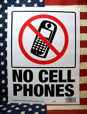 外国人観光客増、英語を併記 県内交通標識「ヨメマセン 」