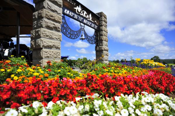 ケンメリ」でお馴染みのケンとメリーのスカイライン！ 歴代でもっとも売れた国民的乗用車を振り返る自動車情報・ニュース WEB CARTOP