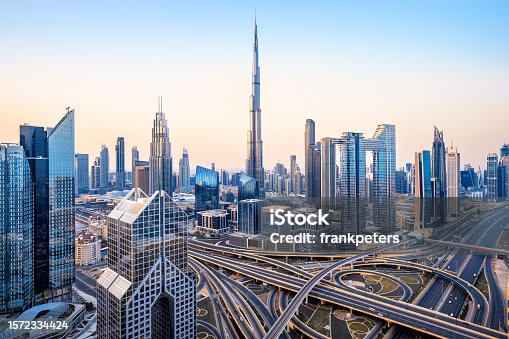 ドバイの世界一超高層ビル、設計はカラトラバ - 日本経済新聞