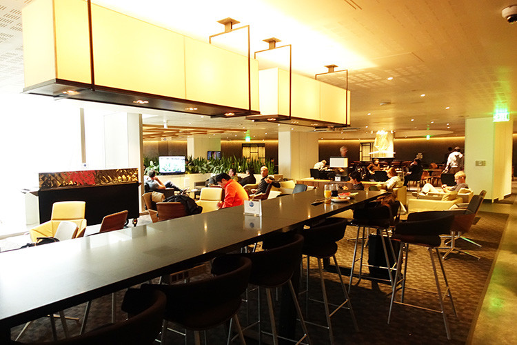 デュッセルドルフ空港のHugo Junkersラウンジ レビュー ワンワールドサファイア JAL