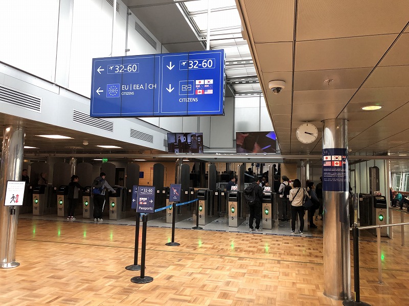 ヘルシンキ空港の新ターミナルは、ヘルシンキを拠点とする設計事務所 ALA Architects によるもの。フィンランドの自然を感じさせる素材のと、柔らかな光の取り入れによって、心地よく美しい空間が広がっていました。