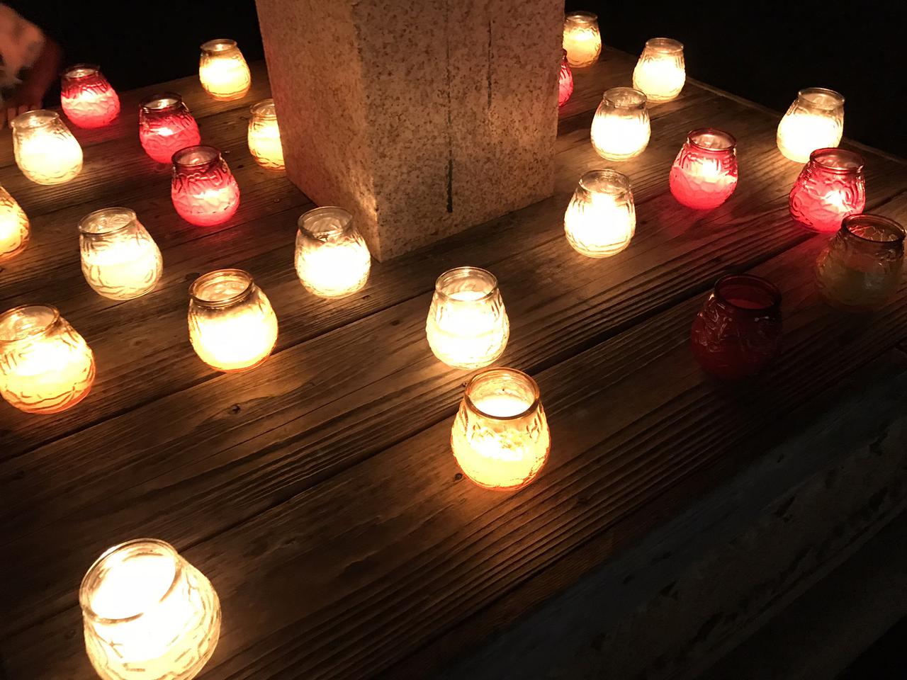 おうちでキャンプあそび♪リビングで焚き火ごっこをしようつづる