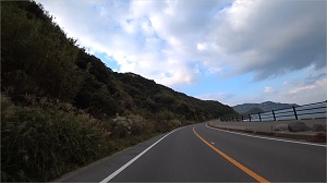 大雨により被害を受けられた皆様に 心よりお見舞い申し上げます2025年8月18日現在、野北～大口区間は、道が狭く、一部に土砂が残っている場所もありますが、生活道路でもあるため、通行可能となっています。県道54号線サンセットロード の大口～二見ヶ浦付近は