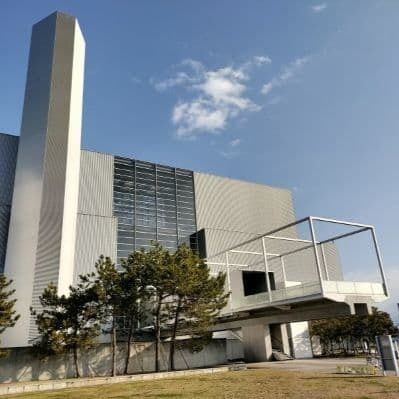 石川県金沢市で竣工写真撮影する建築写真家鈴木大拙館の紅葉と水鏡設計：谷口建築設計研究所