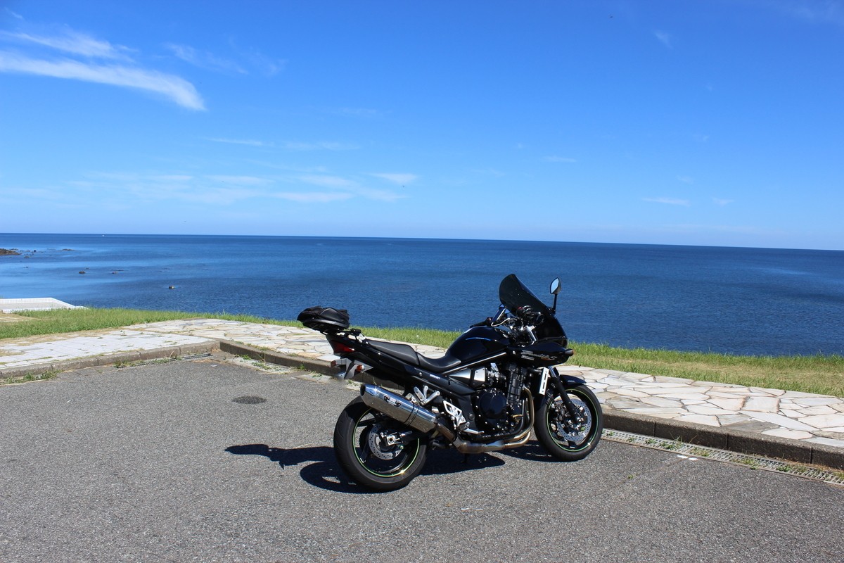 夏到来 バイクでサーフィン！海の上を爆走するバイクが前代未聞すぎる – MotoBe