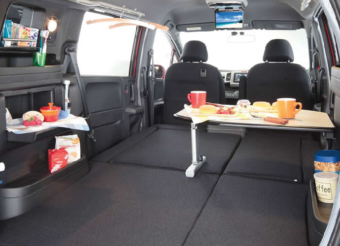 暮らせるノア」は500万円、ホワイトハウスの家具付きモデル お台場キャンピングカーフェア2022レスポンス Response.jp