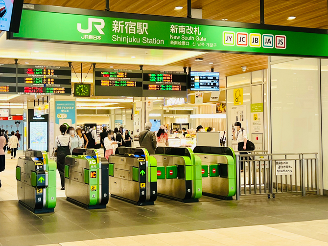 新宿駅に着いてから新南口への行き方、何分かかる