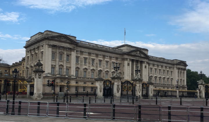 バッキンガム宮殿を徹底解説チケット・入場料・衛兵交代まで紹介