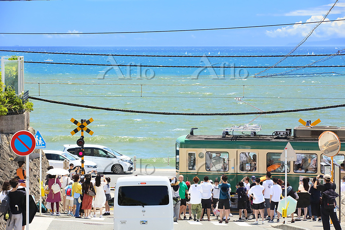 江ノ島電鉄鎌倉高校前駅の踏切GANREF