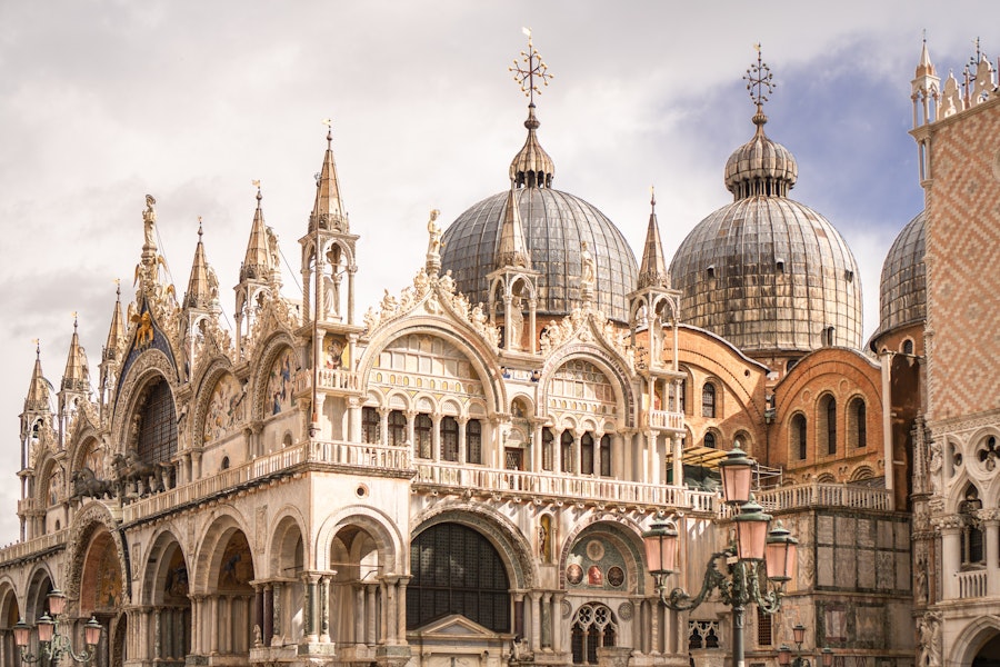 ヴェネツィアの観光名所！サンマルコ寺院の見学ポイントイタじゃぽ