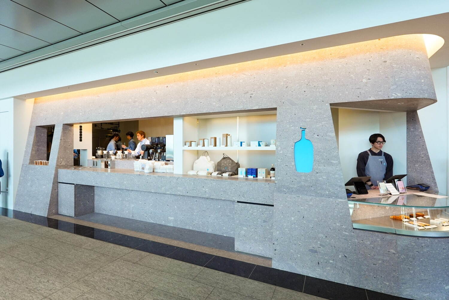 ここが駅ナカ!? ホテルラウンジのようなティーサロンや芝生でくつろげるカフェなど高輪ゲートウェイ駅に上質空間が出現 東京・高輪ゲートウェイ食べログマガジン