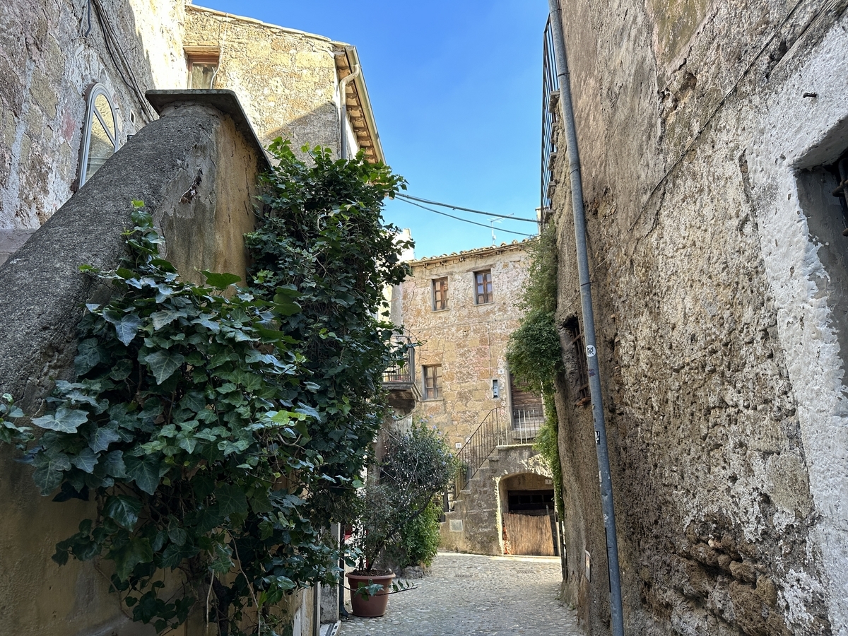 イタリアにある天空の街、カルカータ！ジブリ映画に迷い込んだような可愛い街並みを観光♪ - Latte