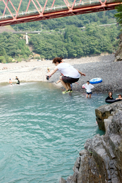 奈良の大自然の中でキャンプしてみたら最高すぎた😆,ここ奈良県南部の十津川村にある谷瀬のつり橋オートキャンプ場は、予約不要でお手軽キャンプを楽しむことができちゃいます✨,今回はデイキャンプでしたが、夜は星空がとても綺麗だそうなのでぜひキャンプ泊することをおすすめします🌌,また近くにある谷瀬の吊り橋は、長さ297メートル・高さ54メートルの日本でも有数の巨大な吊り橋で、ぜひこのスリルも体験してみ