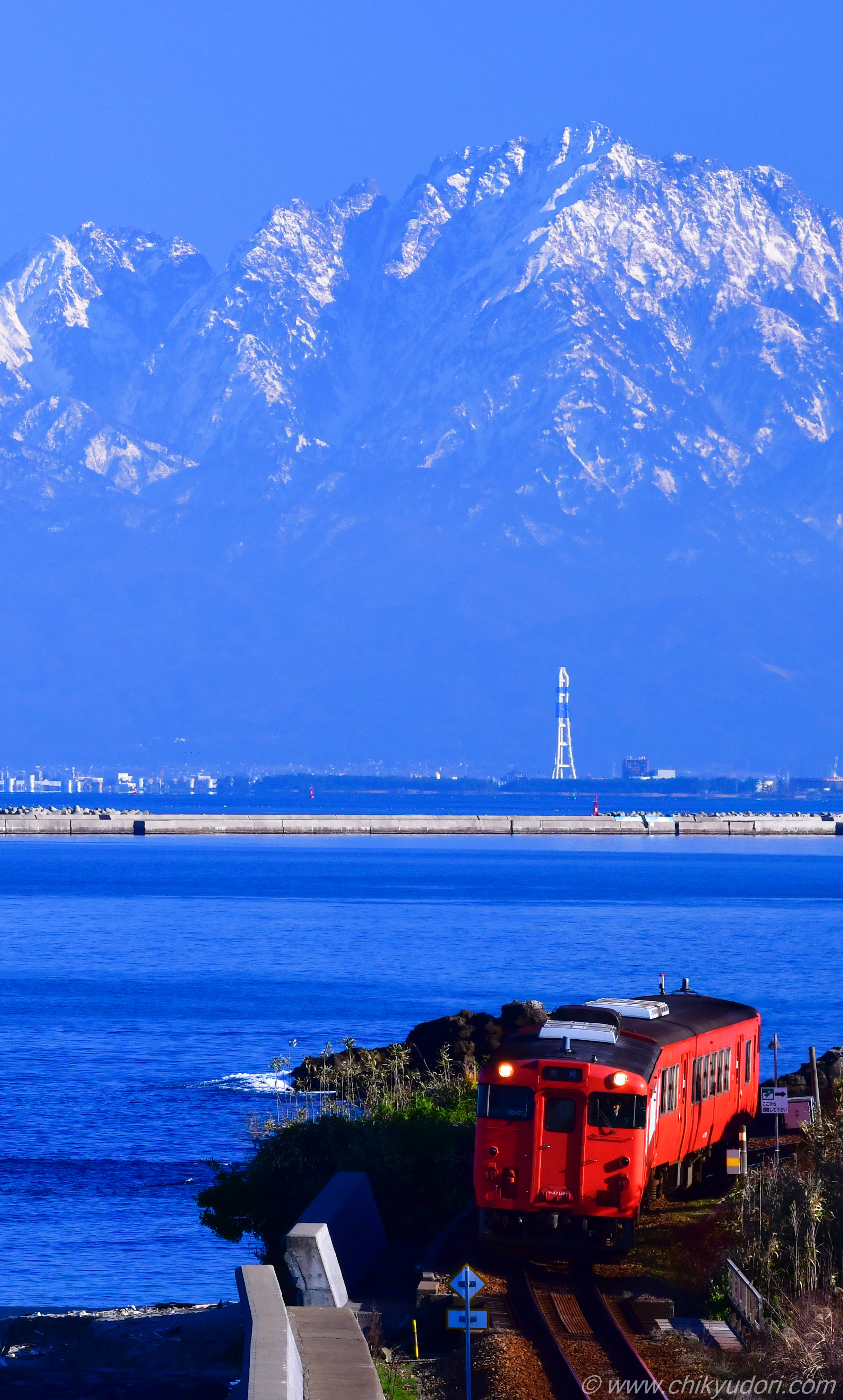 海と列車の絶景スポット。富山・雨晴海岸を巡り写真を撮る旅へ - びゅうたび