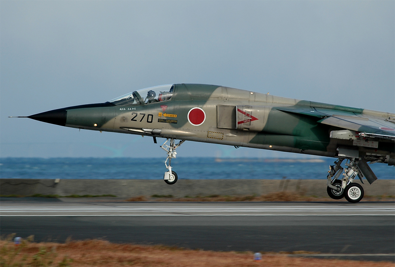 墜落した航空自衛隊の練習機「Ｔ４」は新田原基地の第５航空団所属 地元住民「無事に早く見つかって」：地域ニュース : 読売新聞