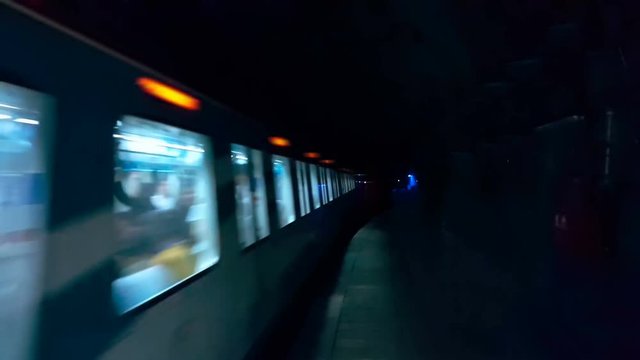 夜走る電車の動画無料の動画素材サイト「動画AC」