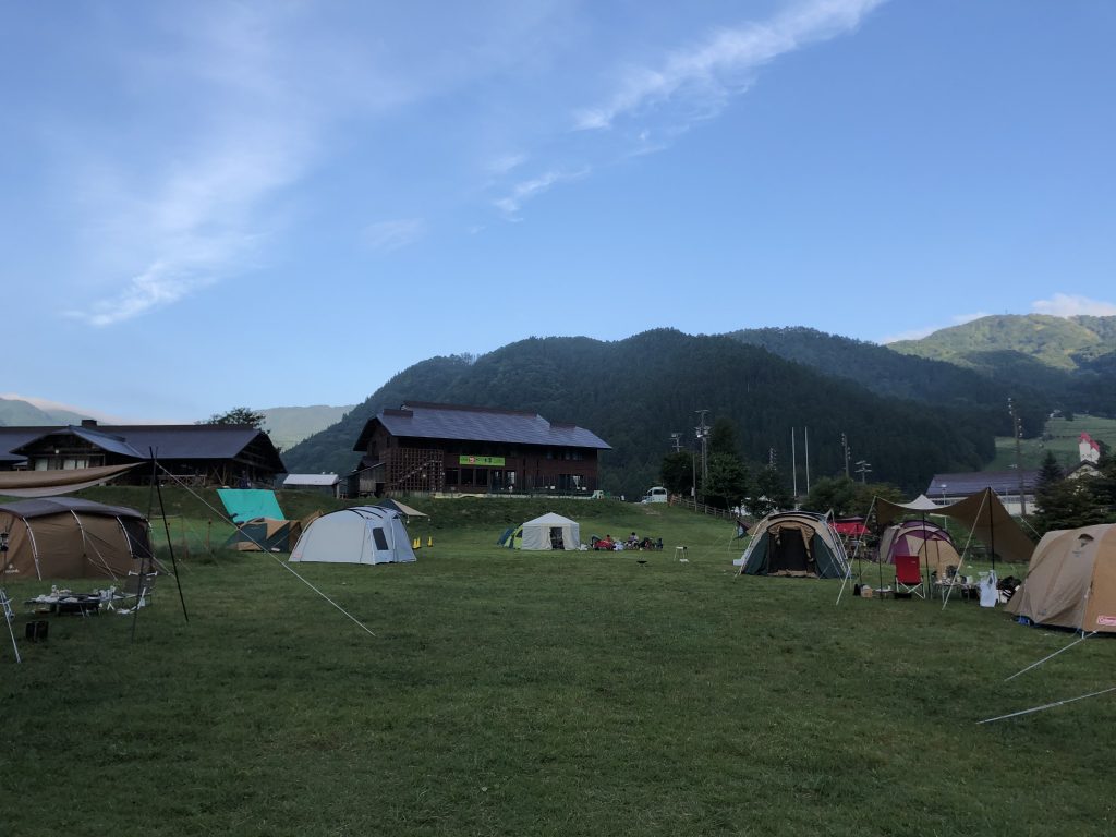 めいほう高原キャンプフィールド 芝サイトで爽やかな高原の風を楽しむJEKKINO.COM