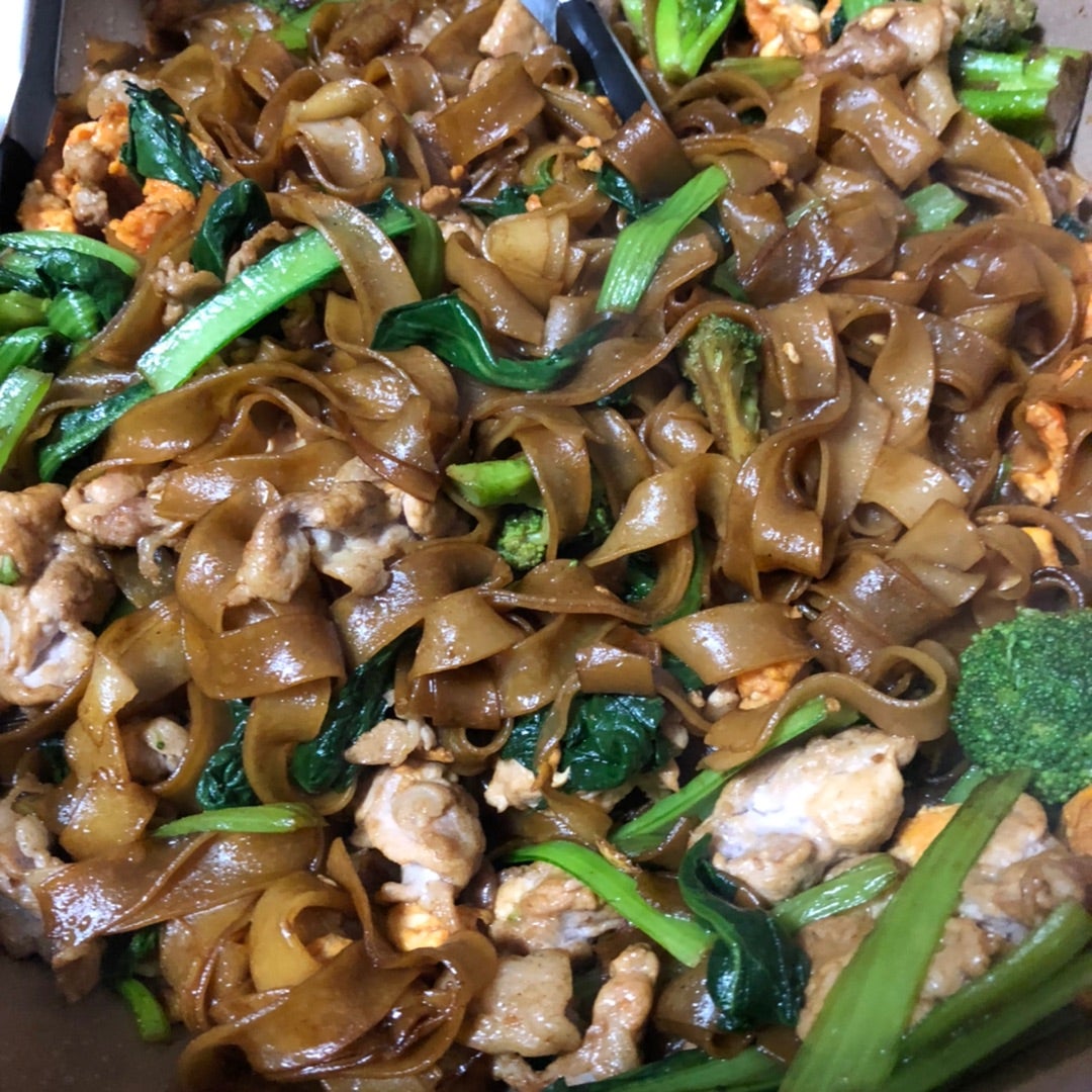 パッシーユ 細麺タイの米麺しょうゆ炒め タイ料理の中で1、2位を争う食べやすさ！パクチーもなく辛さもなく変わったスパイスも使わないのに食べるとなぜかタイ料理！ 美味しいですよ〜。マルクチ福井タイ料理福井グルメ福井パッシーユパッシーユーパット