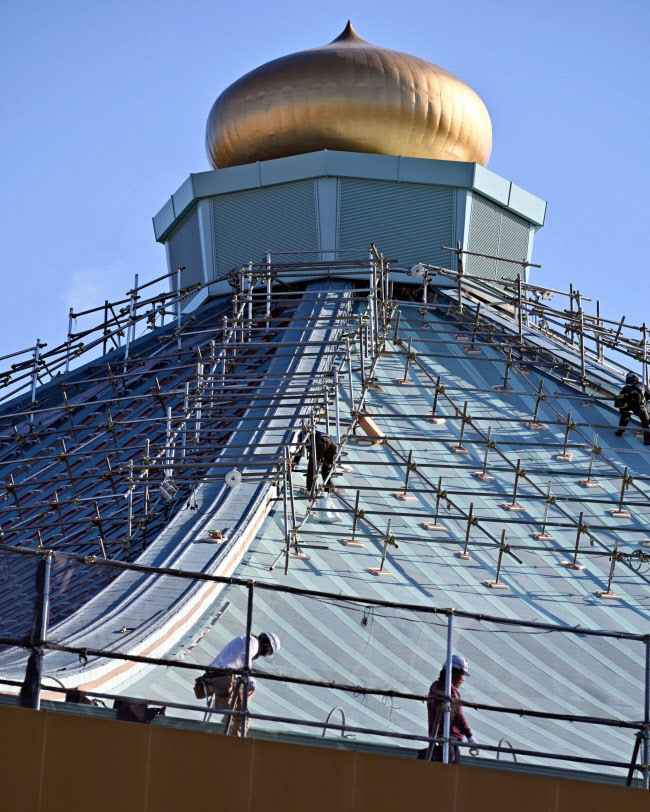斬新なデザインが魅力の一つである「東京武道館」。 建築家・六角鬼丈氏が設計した東京武道館は、「雲海山人」という言葉をコンセプトに、日本の情景にある山海の自然観や空の雲のような精神的な風景を、ひし形のモチーフを使って表現したデザインとなっています