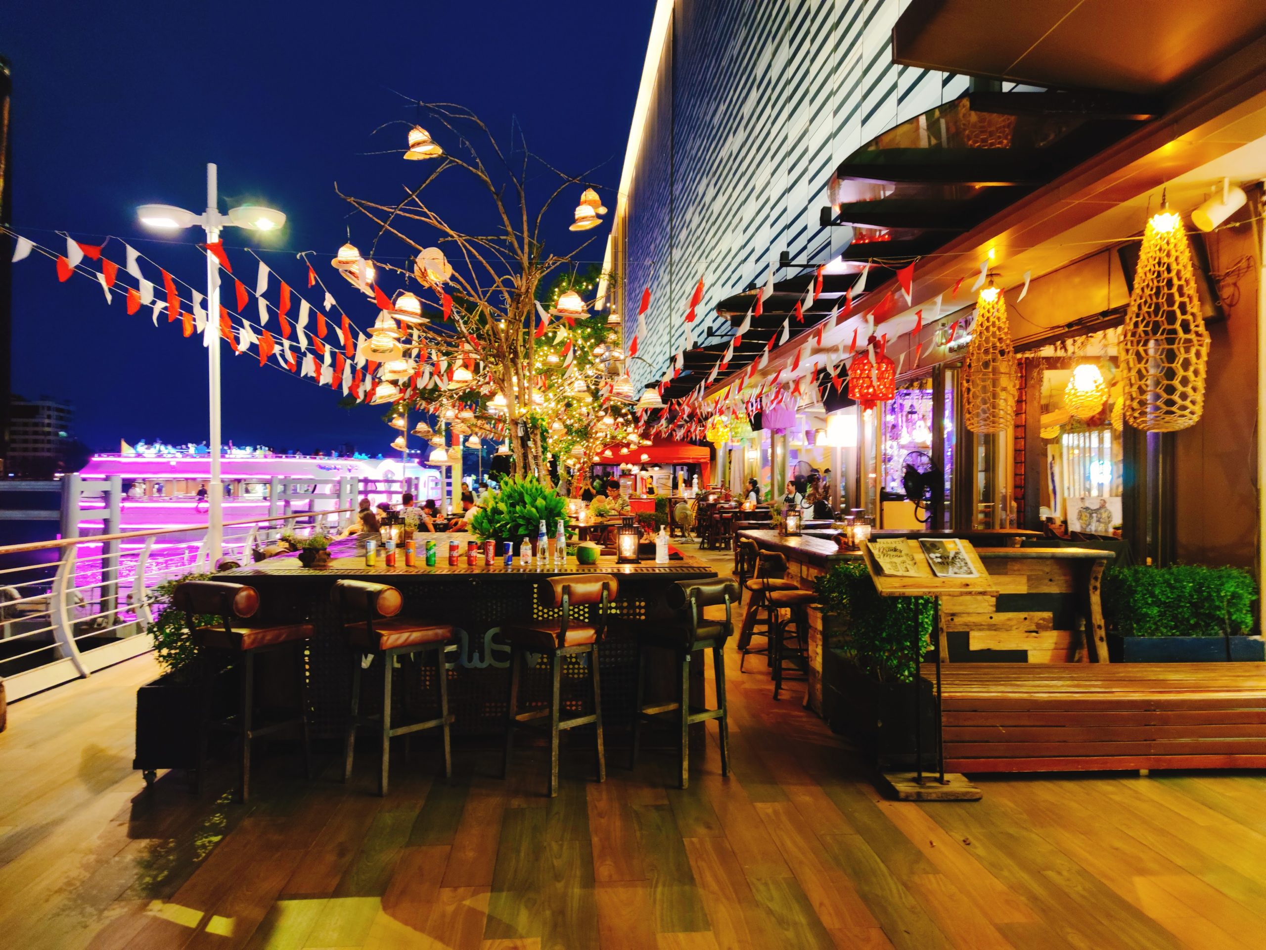 ザ グットビュー バー&レストラン