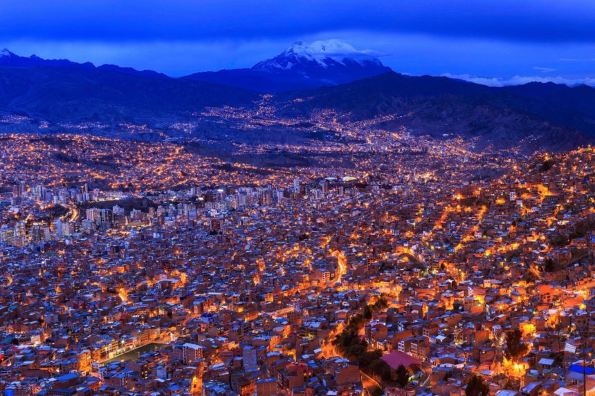 南アメリカ地図 - 非常に詳細なベクトルの図。イメージには、土地の輪郭、国や土地の名前、都市名、水オブジェクト名が含まれているナビゲーションアイコン。のイラスト素材・ベクター