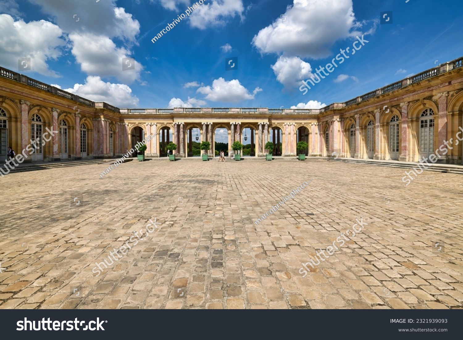 パリ 石畳」の12点のロイヤリティフリー画像、写真素材、絵Shutterstock