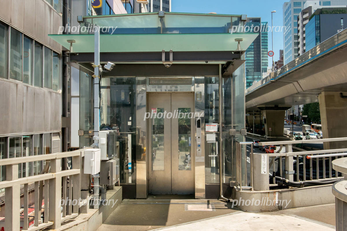 歩道橋とガラスのエレベーター付きのアパートのインテリア。の写真素材・画像素材 Image 70630817