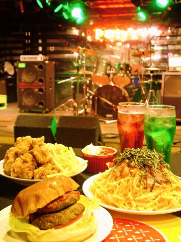 名古屋でドレスコードパーティを, 主催しました！, 毎回100人ほど集まってくれてます！, コンセプトが”3ヶ月に1度の非日常”です,この日だけは周りの目を気にしないで好きな服を来て、,自分を着飾ろうっていうのがメインコンセプトになってて、ドレスコードを用いてみんなでドレスアップして、,写真や、音楽、ドリンクを楽しむパーティになってます。,