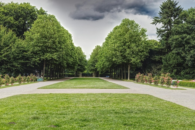 ヨーロッパの緑豊かな公園のベンチの写真素材234936983 毎月1点無料 フリー のストックフォト